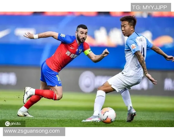 武汉卓尔与青岛黄海激战正酣比赛直播全程回顾与精彩瞬间分析